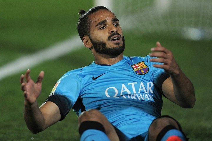 Barca full-back Douglas out for eight weeks