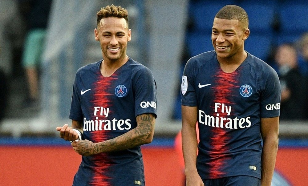 Neymar and Mbappe seemingly avoid passing to their team-mate. AFP