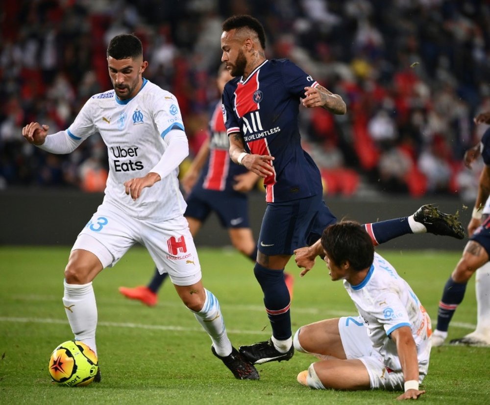 Neymar e Álvaro González levaram briga do campo para as redes sociais. AFP