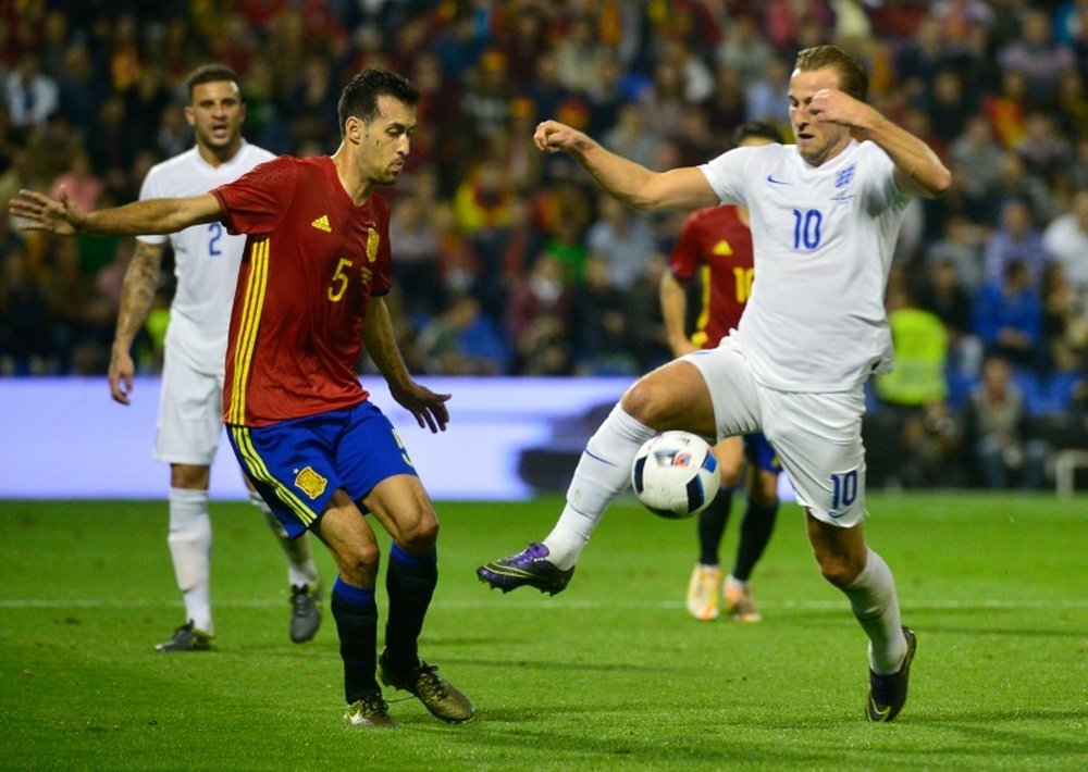 Spains midfielder Sergio Busquets (L) vies with Englands forward Harry Kane during the friendly football match Spain vs England at the Jose Rico Perez stadium in Alicante on November 13, 2015