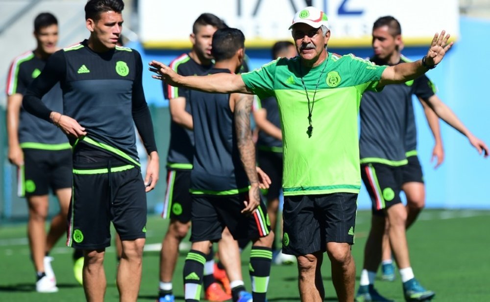 Ricardo Ferretti gestures as his players take part in a training session at the Rose Bowl in Pasadena, California on October 9, 2015, a day before Mexico plays the US in the playoff match for the Confederations Cup