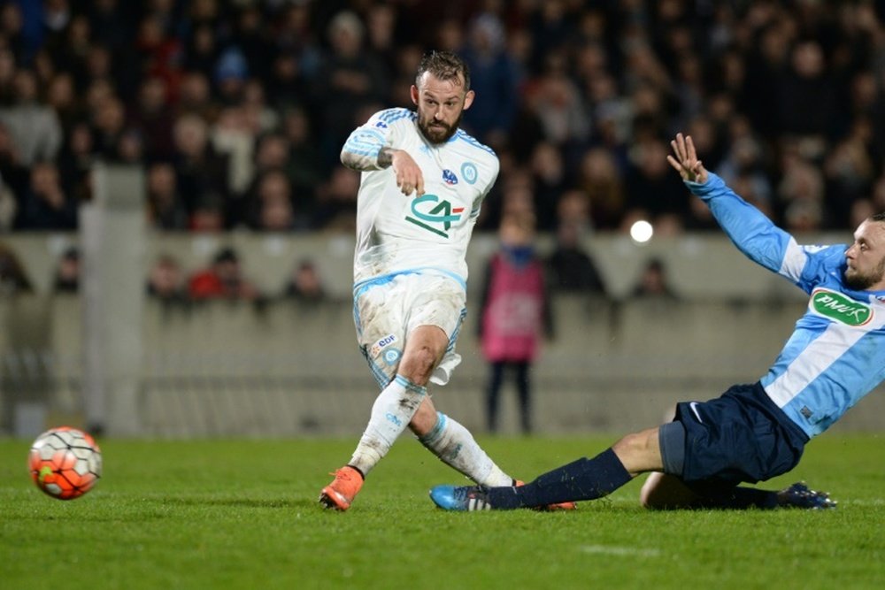 Marseilles forward Steven Fletcher (L) shoots the ball during the French Cup football match Trelissac vs Marseille on February 11, 2016 at the Chaban-Delmas stadium in Bordeaux, France