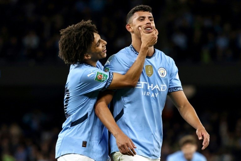 El Manchester City, en su primer partido tras la grave lesión de rodilla de Rodri Hernández, eliminó al Watford para ganarse el boleto a los octavos de final de la EFL Cup. Pep Guardiola alineó a un equipo repleto de juventud hasta el punto de que un chico de tan solo 16 años debutó. La apuesta le sirvió para rebasar, por 2-1, a los 'hornets' pivotando sobre las figuras de Matheus Nunes y Jérémy Doku, autores de los dos goles celestes.