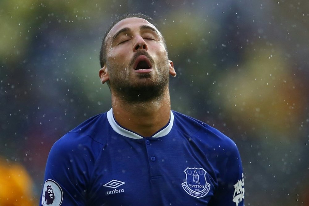 Cenk Tosun, lesionado, tendrá que regresar al Everton. AFP