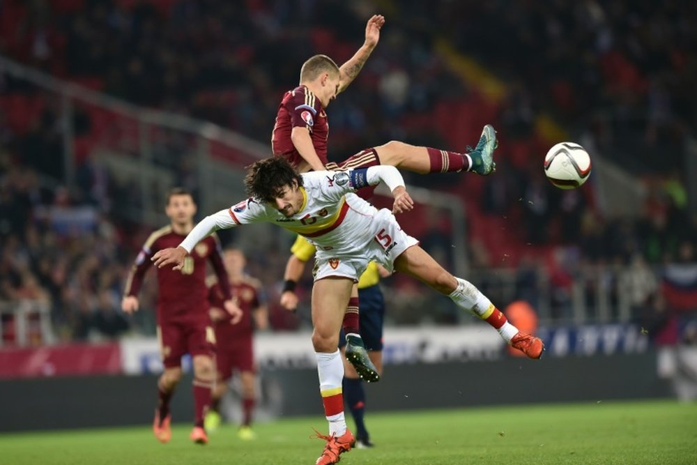 A Stefan Savic le sale caro jugar con Montenegro. AFP/Archivo