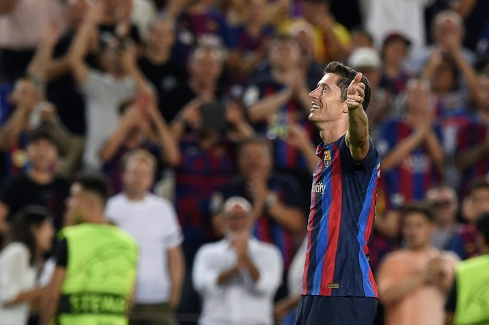 Lewandowski anotó su primer 'hat trick' con el Barcelona. AFP
