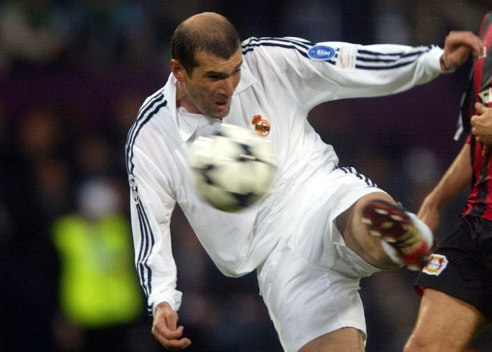 Zidane marcó de volea el gol que le dio la Champions en Glasgow al Madrid. AFP