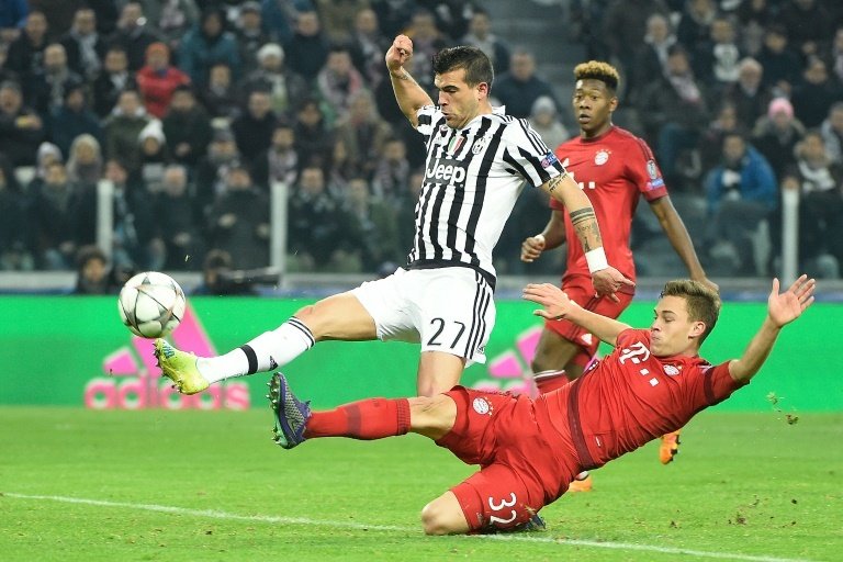 Juventus Stefano Sturaro (L) scores next to Bayern Munichs Joshua Kimmich during their UEFA Champions League round of 16 first leg match, at the Juventus Stadium in Turin, on February 23, 2016