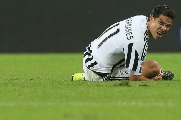 Hernanes out for three weeks with thigh injury