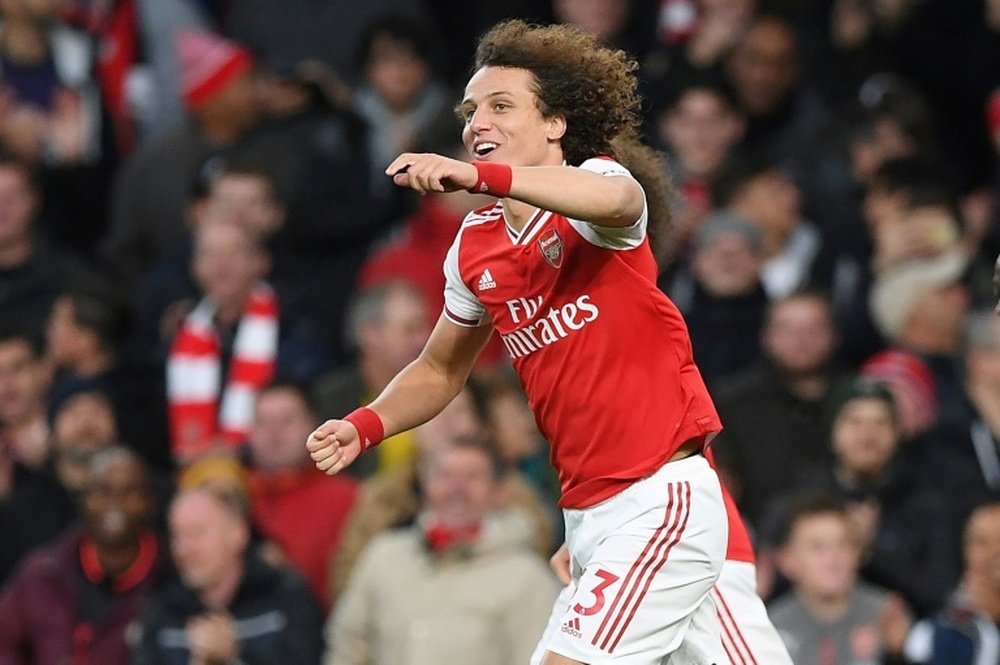 O Arsenal renova com David Luiz por mais um ano. AFP