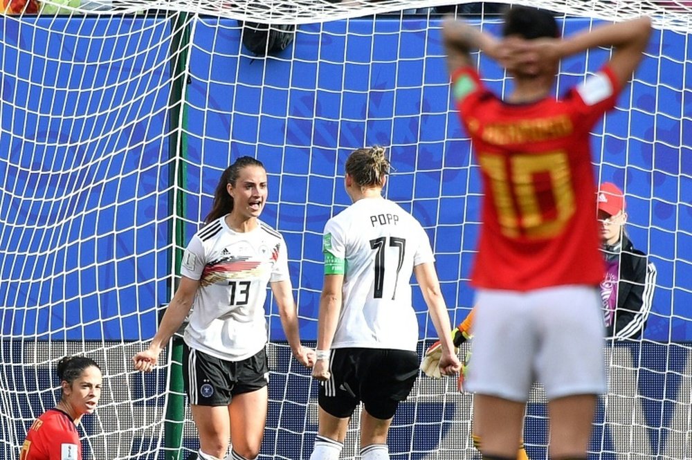 Sara Däbritz (i) hizo el gol alemán ante las españolas. AFP