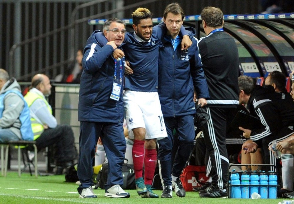 France Under-21s defender Jordan Amavi (C) leaves the field after being injured during the UEFA European Under-21 Championship qualifying football match against Northern Ireland on November 12, 2015 at the Roudourou stadium in Guingamp, France