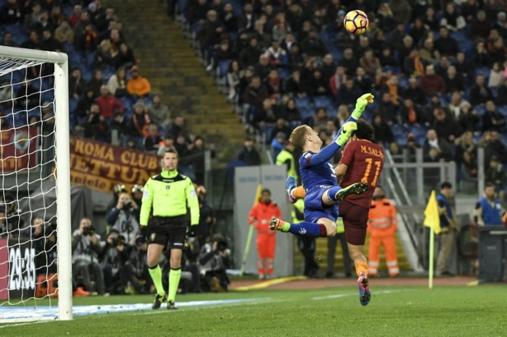 Torinos goalkeeper Joe Hart (C) saves a goal on February 19, 2017