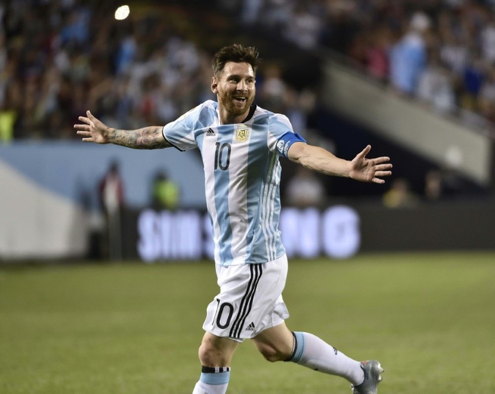 Leo Messi recibe con los brazos abiertos a un seguidor. AFP