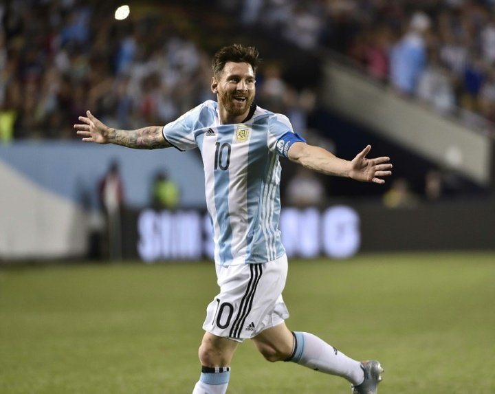 El Messi más cariñoso: abrazó a un fan que saltó al césped