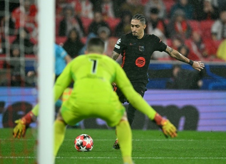 Raphinha brilha: Barça bate o Benfica, de virada, na Champions