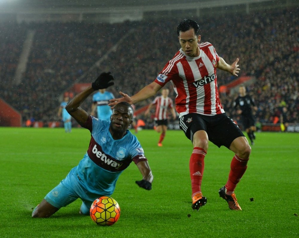 West Ham Uniteds striker Enner Valencia (L) vies with Southamptons defender Maya Yoshida during the English Premier League football match between Southampton and West Ham United in Southampton, England on February 6, 2016