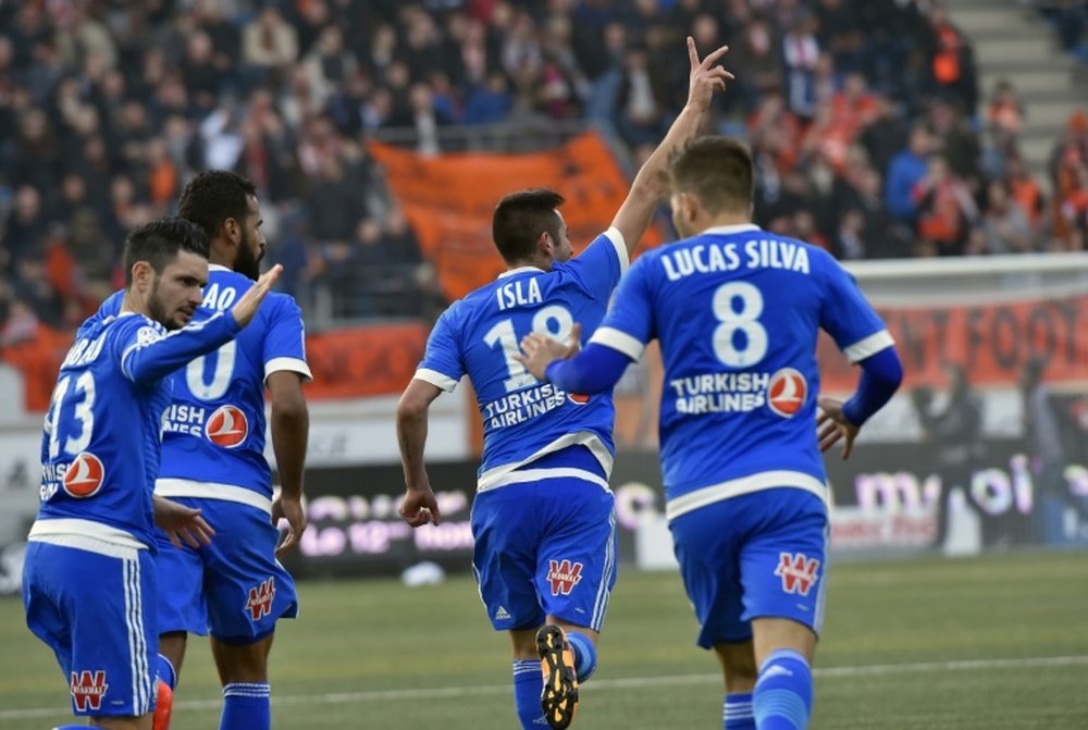 Marseilles midfielder Mauricio Anibal Isla (C) celebrates with teammates after scoring a goal during a French L1 football match against Lorient on March 12, 2016 at the Moustoir stadium in Lorient, western France