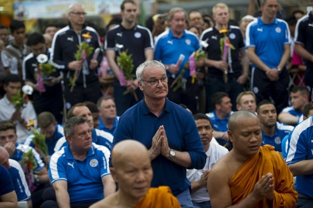 Claudio Ranieri asegura que el Leicester parte con la idea de mantenerse en la Premier. AFP