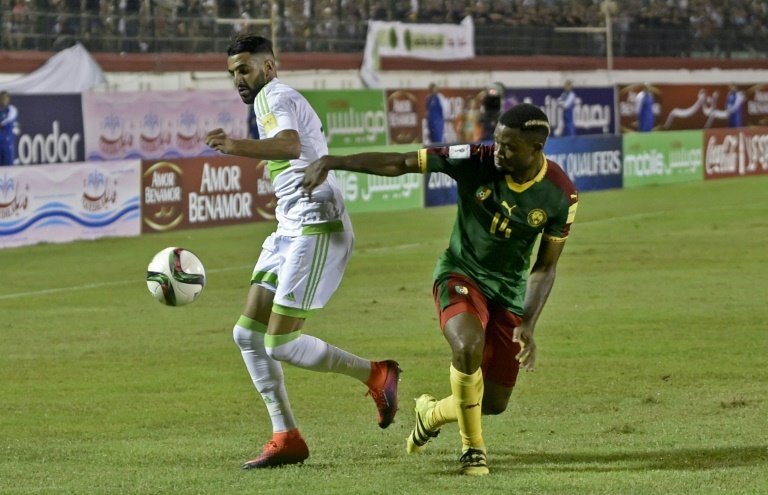 Algerias Riyad Mahrez (L) fights for the ball with Cameroons Aurelien Chedjou during their FIFA World Cup 2018 qualifying match at Stade Tchakert in Blida, on October 9, 2016