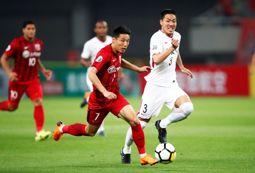 El futbolista chino jugará en el Espanyol. AFP