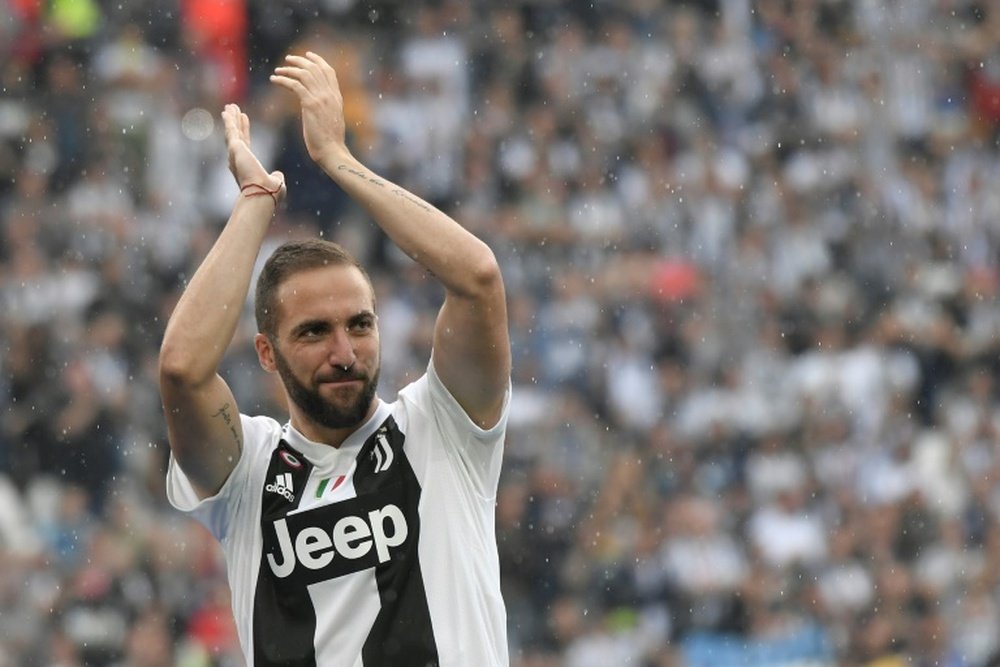 Higuaín chega a 200 jogos. AFP