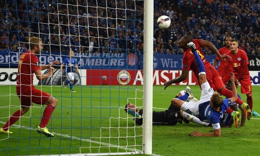 Schalkes defender Benedikt Hoewedes (R) scores during the UEFA Europa League first-leg football match between Schalke 04 and FC Salzburg at the Arena AufSchalke in Gelsenkirchen, western Germany on September 29, 2016