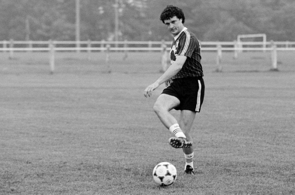 Girondins de Bordeauxs goalkeeper Dominique Dropsy kicks the ball during a training session in Bordeaux on June 22, 1984