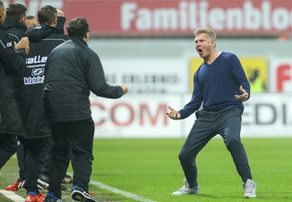 Paderborns new head coach Stefan Effenberg (R) celebrates after his team scored during the German second division Bundesliga football match SC Paderborn vs Eintracht Braunschweig in Paderborn, northwestern Germany, on October 16, 2015