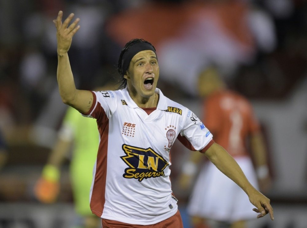 Huracans midfielder Patricio Toranzo (L) celebrates after scoring against River Plate during their Copa Sudamericana 2015 semifinal second leg football match at Tomas Duco stadium in Buenos Aires, Argentina, on November 26, 2015