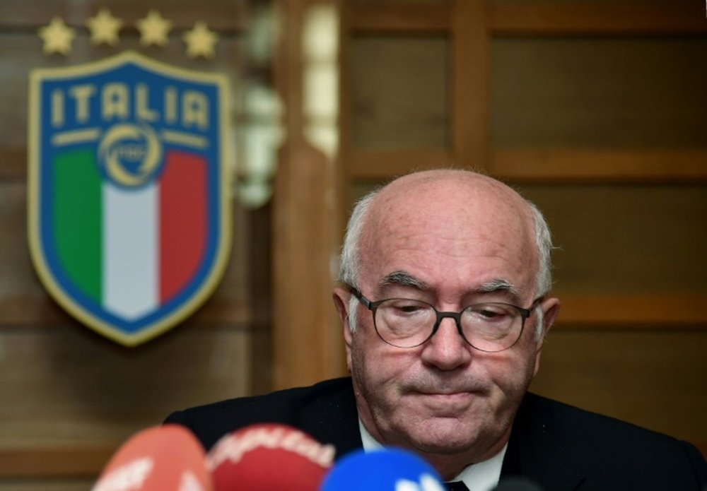 Tavecchio arremete contra la presión política tras dimitir. AFP