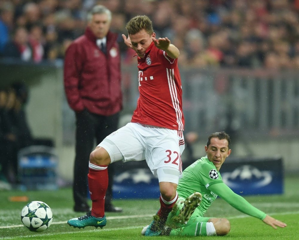 Bayern Munich's Joshua Kimmich (L) and Eindhoven's Andres Guardado (R) vie for the ball. AFP