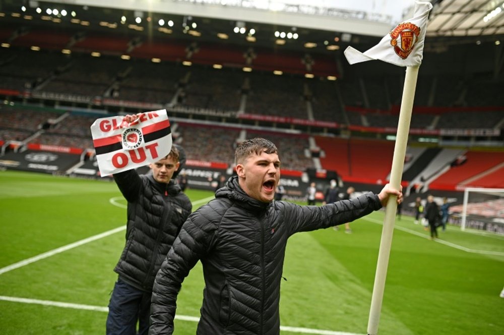 El United-Liverpool suspendido por las protestas, el 13 de mayo. AFP