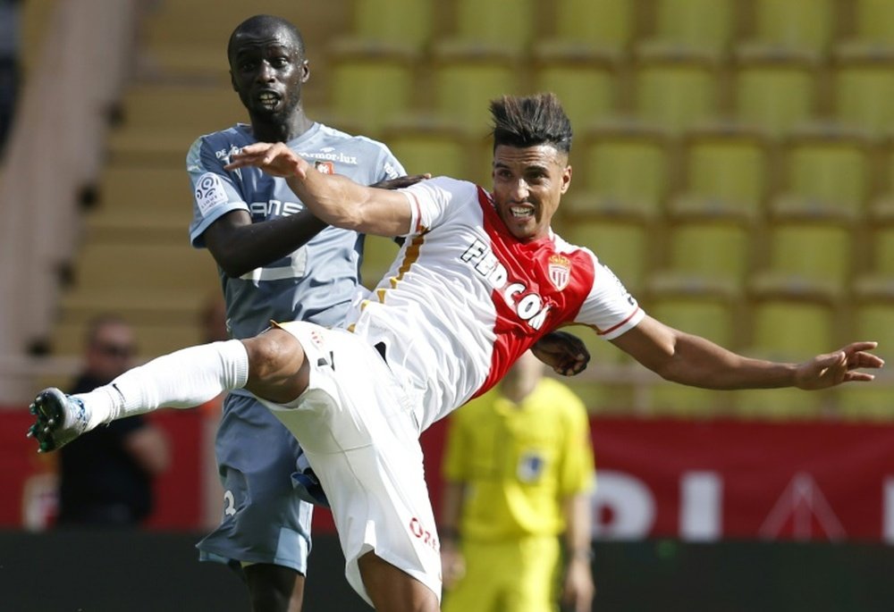Monacos midfielder Nabil Dirar (R) clashes with Rennes defender Cheik Mbengue during a French L1 football match on October 4, 2015 at the Louis II Stadium in Monaco