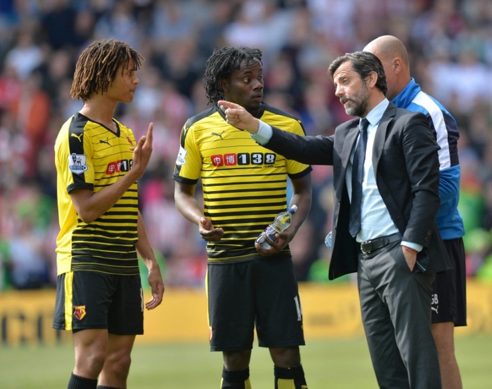 Watfords manager Quique Sanchez Flores (R) talks to defenders Juan Carlos Paredes and Nathan Ake (L) on May 15, 2016