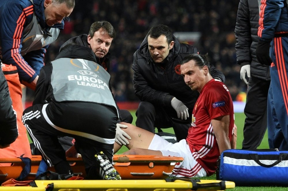 Ibrahimovic après sa blessure en Ligue Europa face à Anderlecht. AFP