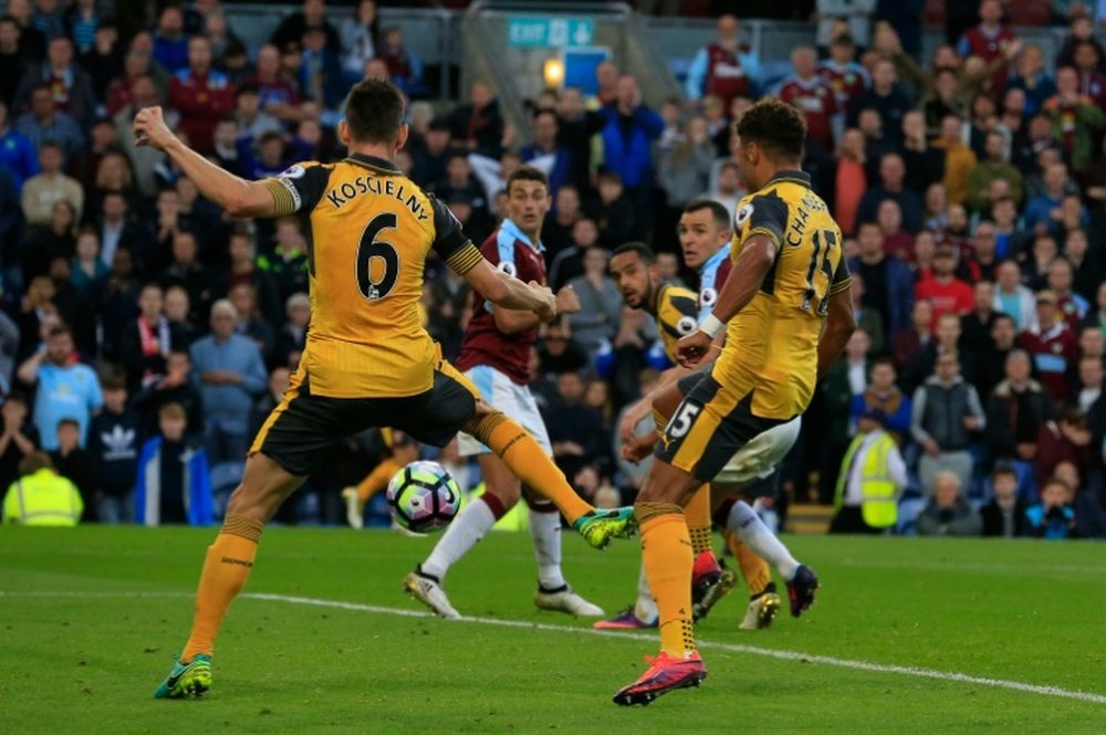 Laurent Koscielny anotó el gol del Arsenal en el descuento ante el Burnley. AFP