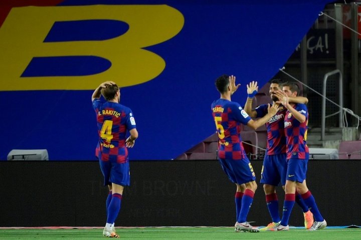 Suárez sends Espanyol down as Barca keep title race alive