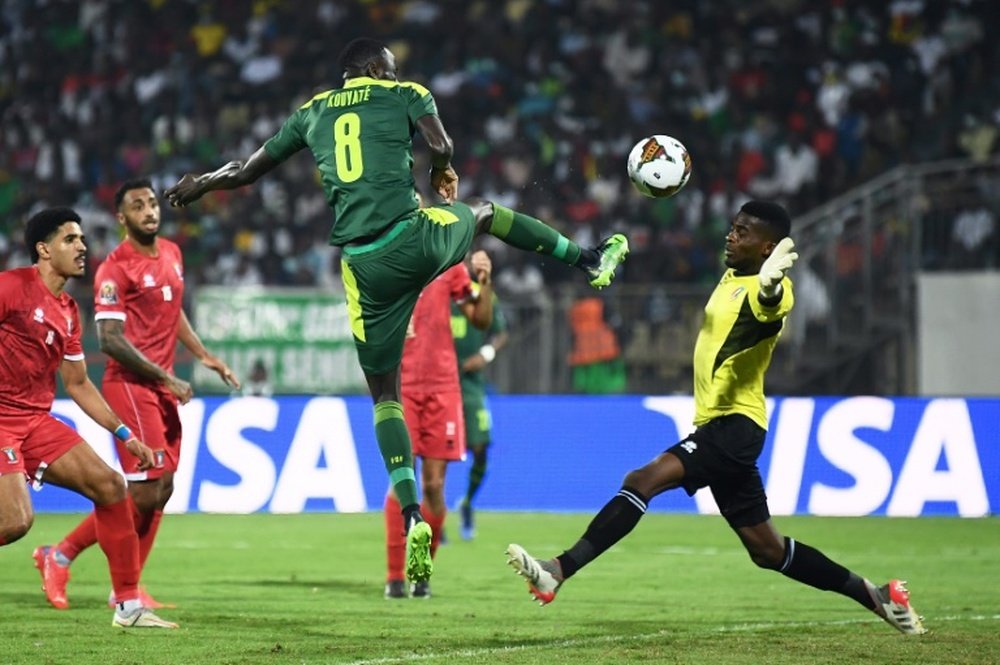 Cheikhou Kouyaté signe à Nottingham Forest. AFP