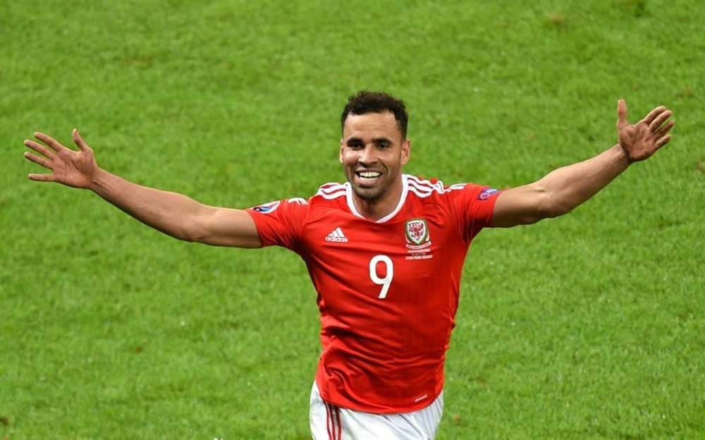 Robson-Kanu no volverá a vestir la camiseta de Gales. AFP