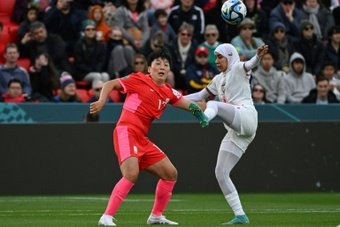 La Nazionale Marocchina è stata protagonista di una novità assoluta che denota la graduale apertura cui sta andando incontro il mondo del calcio. Nouhalia Benzina, difensore della formazione nordafricana, è stata la prima giocatrice a scendere in campo indossando l'hijab.