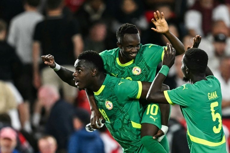 Senegal le ganó la partida a Inglaterra en un amistoso (1-3) y se convirtió en la primera seleccion africana que vence a los 'Three Lions'. Ismaïla Sarr, Habib Diarra y Cheikh Sabaly, loa autores del triunfo visitante. El VAR invalidó un gol de Bellingham en el 85'.