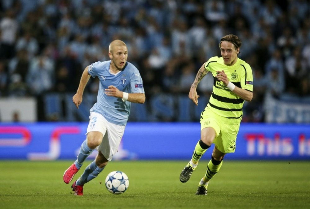 Malmos Anton Tinnerholm (L) and Celtics Stefan Johansen vie for the ball during the UEFA Champions League play-off second leg football match in Malmo, Sweden, on August 25, 2015