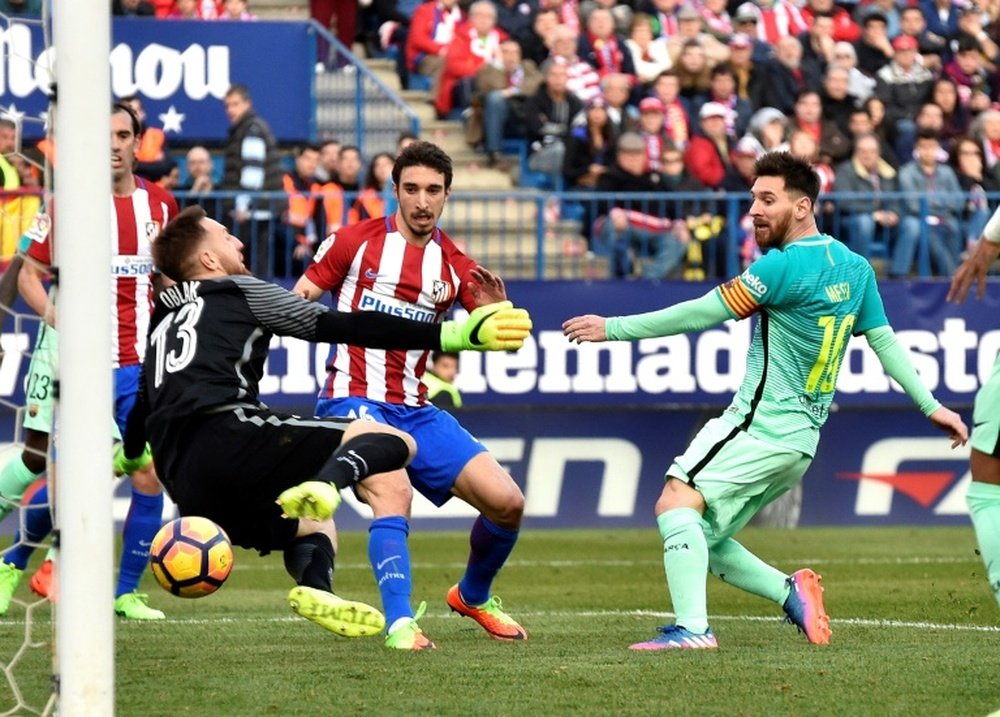 Messi ha dado once puntos en los últimos minutos al Barça. AFP