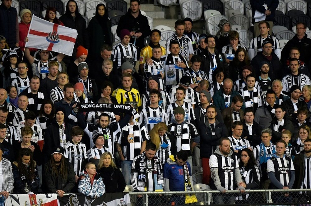 El Newcastle volvió a caer, pero salva el liderato. AFP