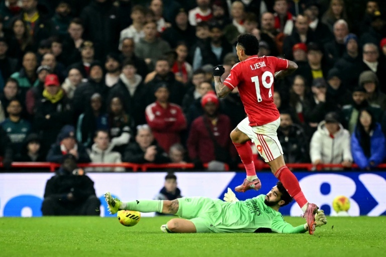 Arsenal extend Premier League lead despite drawing blank at Forest