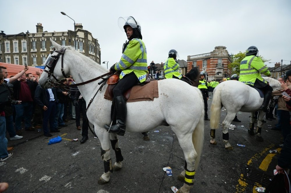 Los esfuerzos de la policía londinense por mantener el orden fueron en vano. AFP