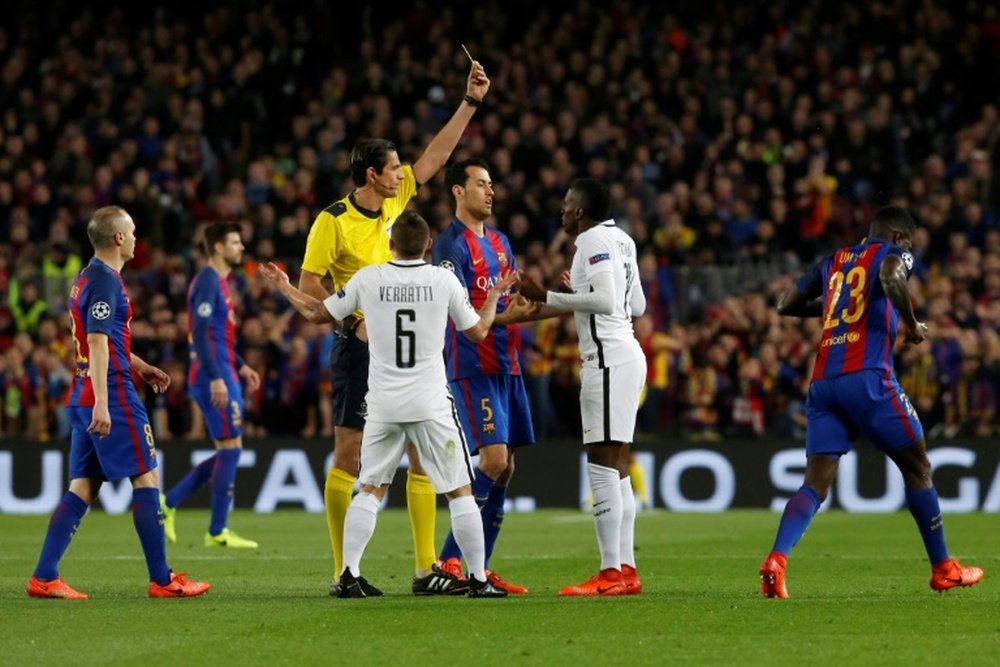 L'arbitre est dans la tourmente depuis le match Barça-PSG. AFP