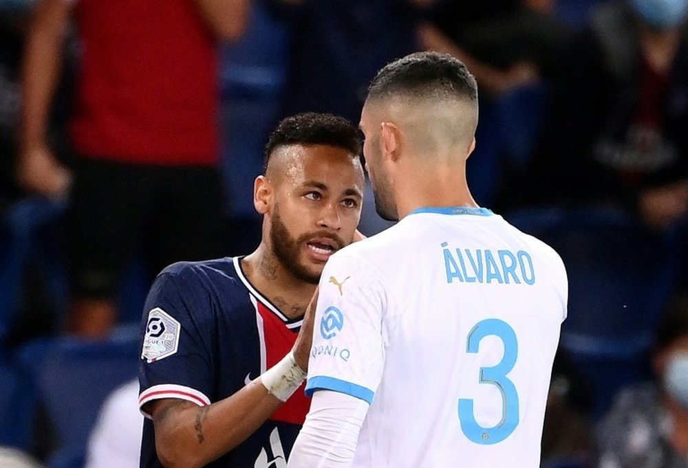Neymar e Álvaro González protagonizaram confusão em jogo do Campeonato Francês. AFP