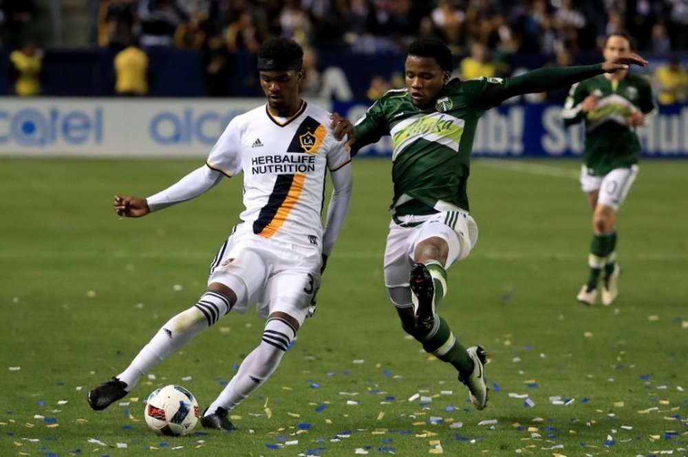 Los Angeles Galaxys Bradford Jamieson IV dribbles past Portland Timbers Alvas Powell. BeSoccer
